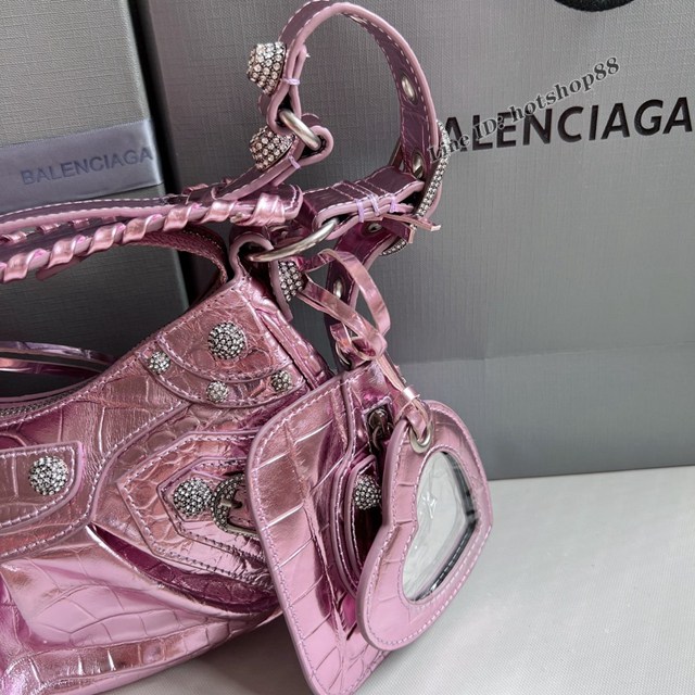 Balenciaga專櫃爆款肩背包 巴黎世家珠光粉鱷魚紋鑽石五金blingbling Le Cagole月牙包 fyj1589